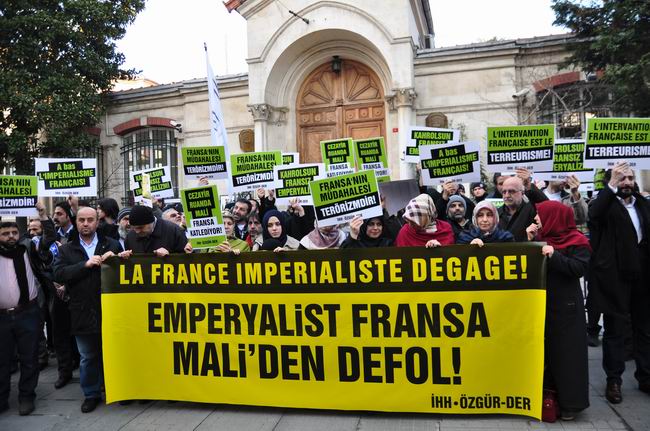 mali-fransa-protesto-fransiz-konsoloslugu_ozgur-der01.jpg