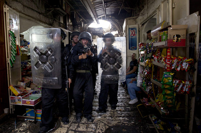 Siyonist Askerler Mescid-i Aksaya Girdi 1