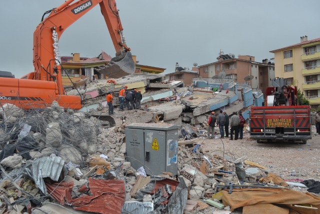 Yaşar Yüzer'in Objettifinden Deprem 18
