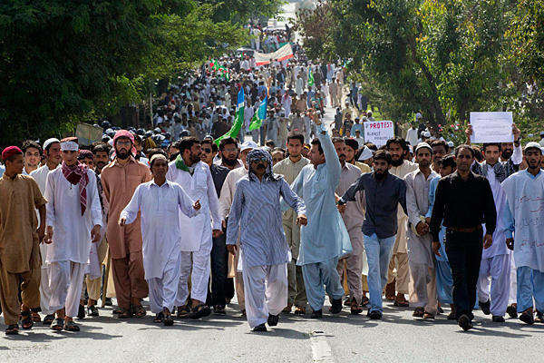 Pakistan'da Film Protestosunda Kan Aktı 1