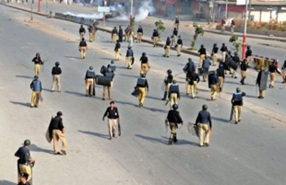 Pakistan'da Film Protestosunda Kan Aktı 11