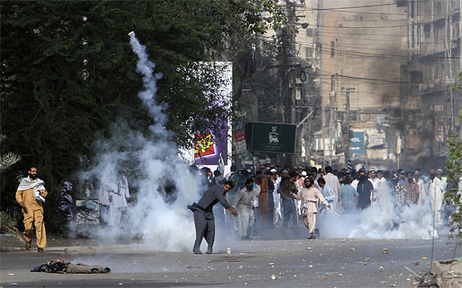 Pakistan'da Film Protestosunda Kan Aktı 12