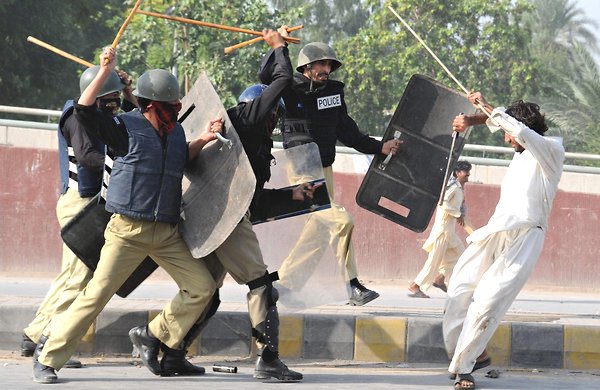 Pakistan'da Film Protestosunda Kan Aktı 13