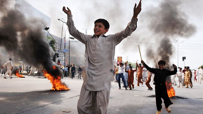 Pakistan'da Film Protestosunda Kan Aktı 14