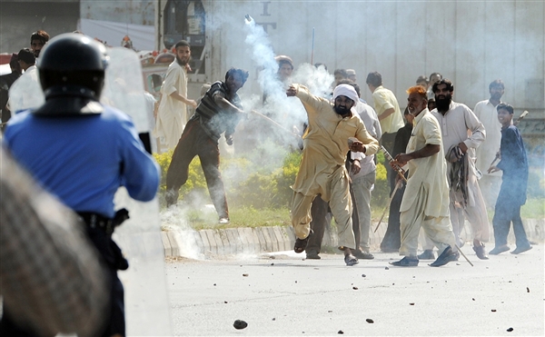 Pakistan'da Film Protestosunda Kan Aktı 15