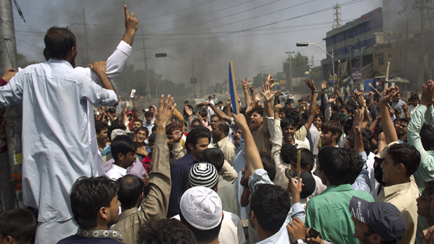 Pakistan'da Film Protestosunda Kan Aktı 2