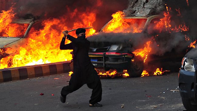 Pakistan'da Film Protestosunda Kan Aktı 6