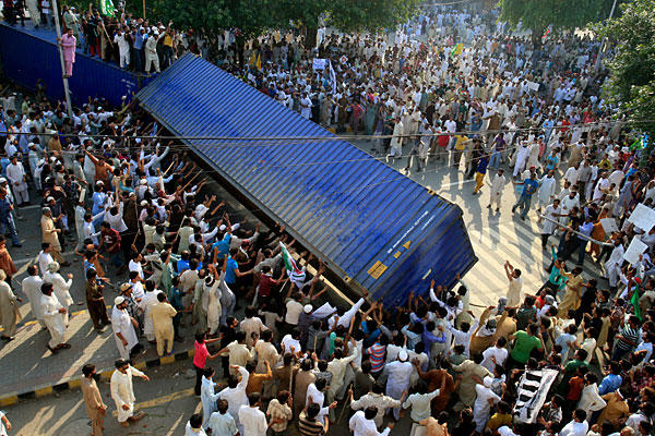 Pakistan'da Film Protestosunda Kan Aktı 7