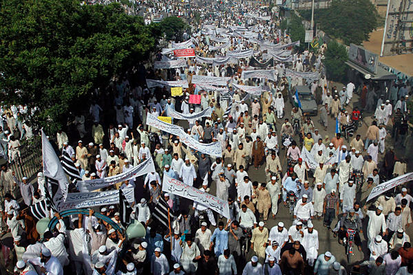Pakistan'da Film Protestosunda Kan Aktı 8