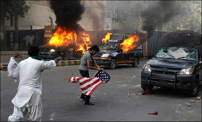 Pakistan'da Film Protestosunda Kan Aktı 9
