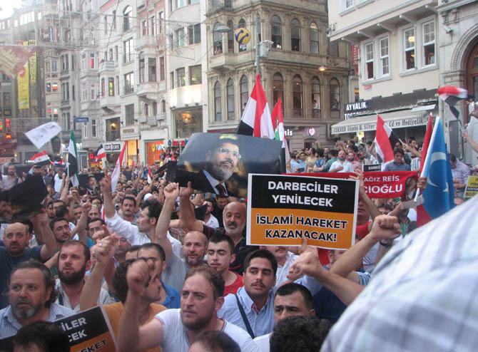 Mısır Katliamı İstiklal Caddesi'nde Protesto Edildi 13