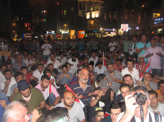 Mısır Katliamı İstiklal Caddesi'nde Protesto Edildi 15