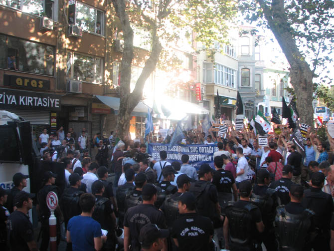 Suriye'deki Kimyasal Katliam İran Konsolosluğu'nda Protesto Edildi 10