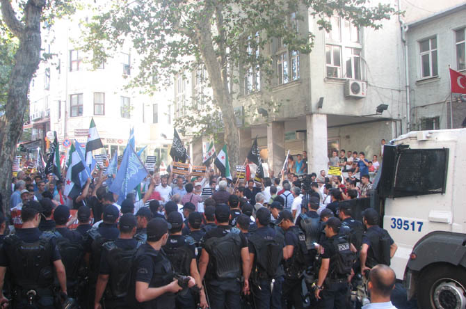 Suriye'deki Kimyasal Katliam İran Konsolosluğu'nda Protesto Edildi 11
