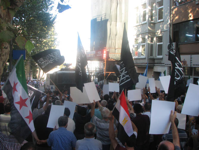 Suriye'deki Kimyasal Katliam İran Konsolosluğu'nda Protesto Edildi 12
