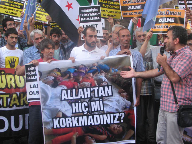 Suriye'deki Kimyasal Katliam İran Konsolosluğu'nda Protesto Edildi 15