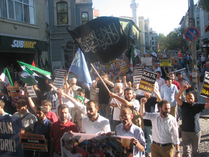 Suriye'deki Kimyasal Katliam İran Konsolosluğu'nda Protesto Edildi 3