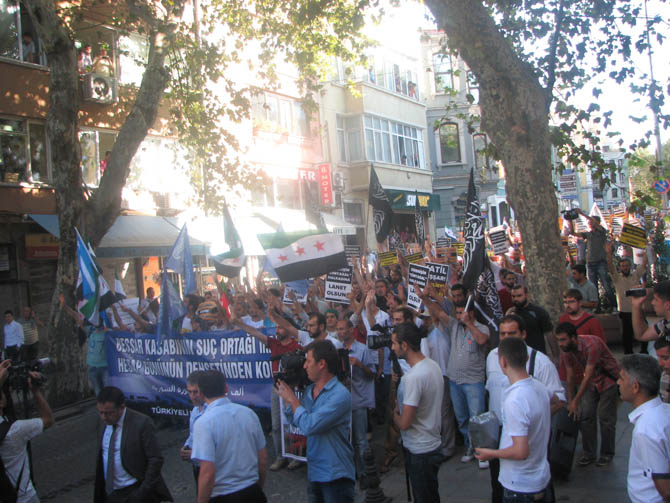 Suriye'deki Kimyasal Katliam İran Konsolosluğu'nda Protesto Edildi 5