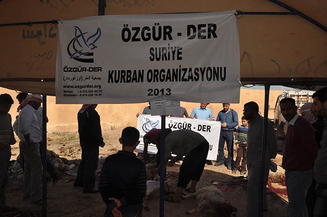Özgür-Der Mensuplarının Kurbanları Suriye'de Kesildi 7
