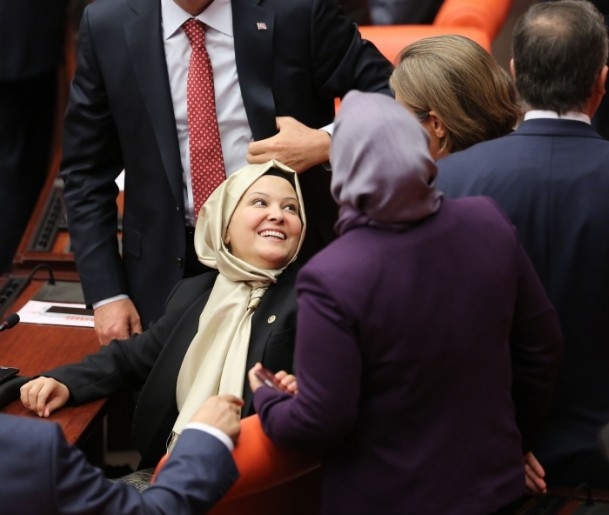 AK Partili 4 vekil Genel Kurul'a başörtülü girdi 1