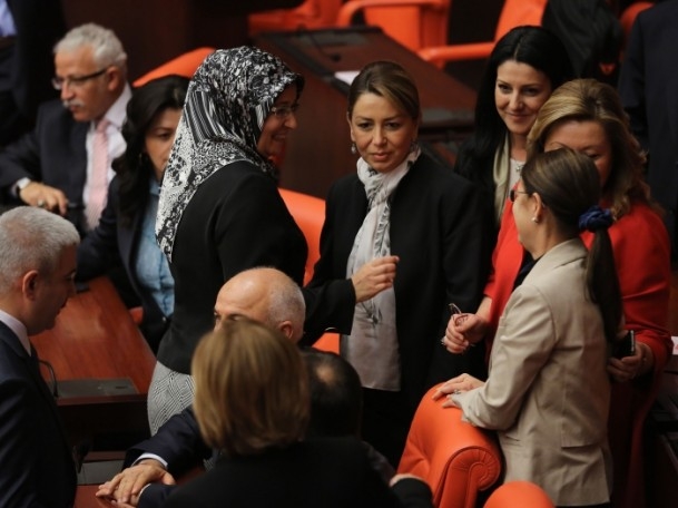 AK Partili 4 vekil Genel Kurul'a başörtülü girdi 4