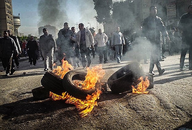 Mursi'nin Yargılanması Protesto Ediliyor 1