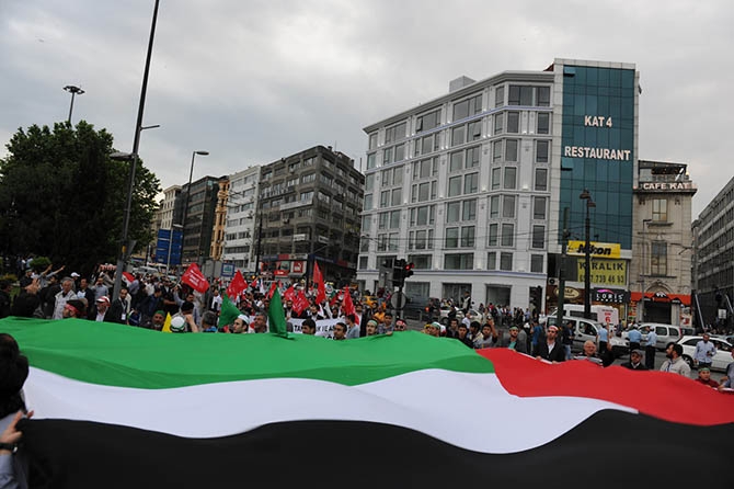 On Binlerce Kişi Mavi Marmara İçin Yürüdü 37