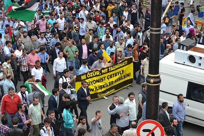 On Binlerce Kişi Mavi Marmara İçin Yürüdü 5