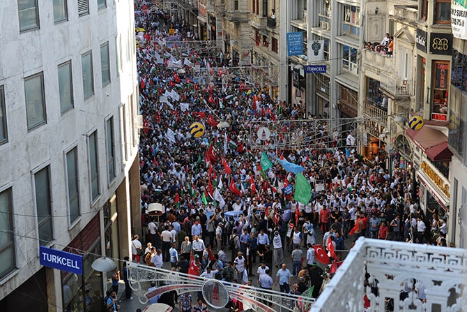 Binlerce Kişi Gazze İçin İstiklal Caddesi'ni Doldurdu 1