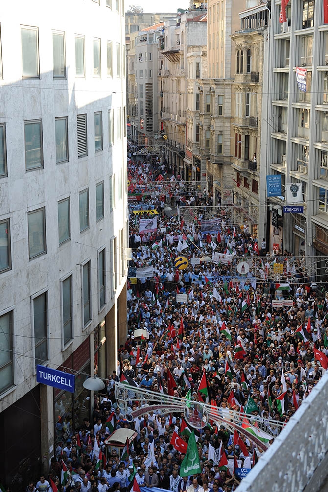 Binlerce Kişi Gazze İçin İstiklal Caddesi'ni Doldurdu 2