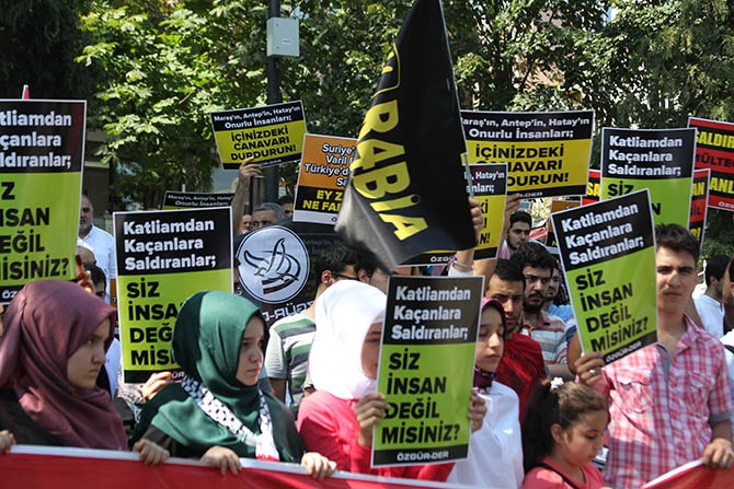 Fatih’te Muhacirler İçin ‘Kardeşime Dokunma’ Eylemi Yapıldı 2