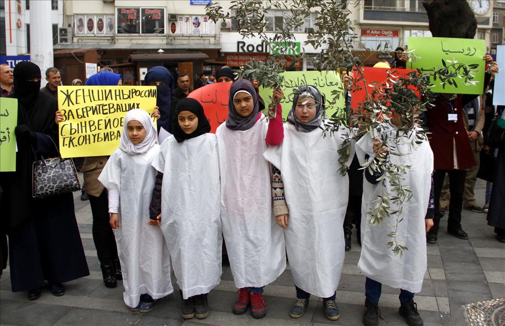 Suriyeliler Rusya'nın Hava Saldırılarını Protesto Etti 2