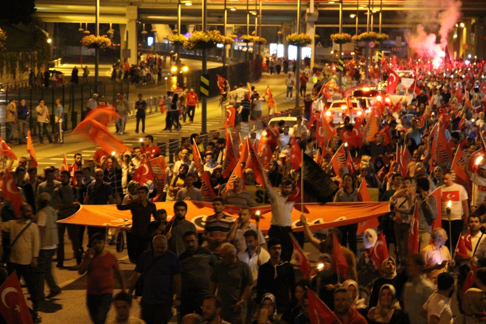 Darbeye Karşı Boğaziçi Köprüsü'ne Yüründü 1