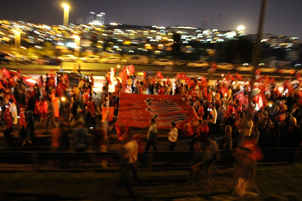 Darbeye Karşı Boğaziçi Köprüsü'ne Yüründü 2