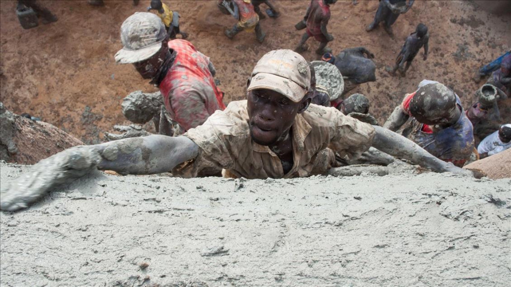 Mali'de Toprak Camiyi Çamurla Tamir Ediyorlar 1
