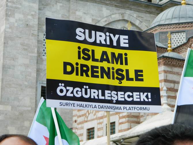 Fatih Camii’nde Protesto:  “Katil İran, Katil Hizbullah” 18