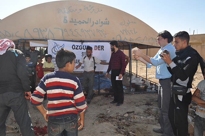 Özgür-Der Mensuplarının Kurbanları Suriye'de Kesildi 6