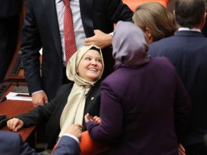 AK Partili 4 vekil Genel Kurul'a başörtülü girdi