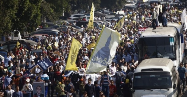 Mısır'da "Halkın iradesi yargılanıyor" gösterileri 15
