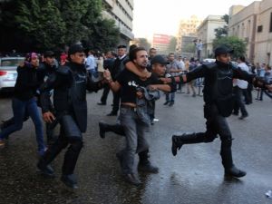 Mısır'da Yeni Gösteri Yasası Protesto Edildi