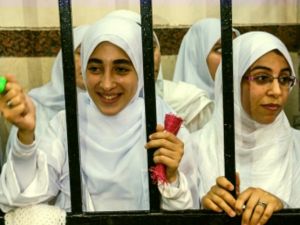 Onurlu Kızkardeşlerimiz Cunta Yargısı Önünde