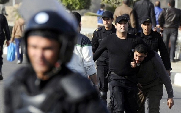 Mursi'nin Yargılanması Protesto Ediliyor 10