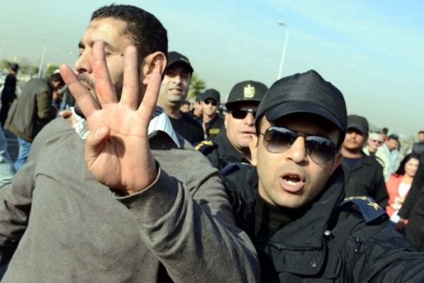 Mursi'nin Yargılanması Protesto Ediliyor 11