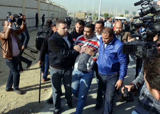 Mursi'nin Yargılanması Protesto Ediliyor 12