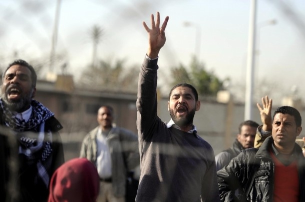 Mursi'nin Yargılanması Protesto Ediliyor 7