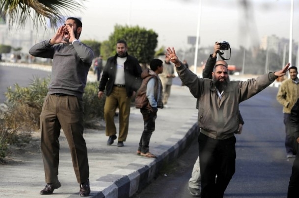 Mursi'nin Yargılanması Protesto Ediliyor 8