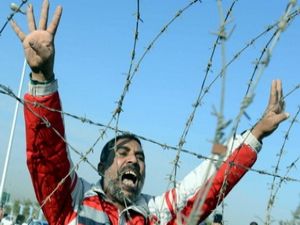 Mursi'nin Yargılanması Protesto Ediliyor