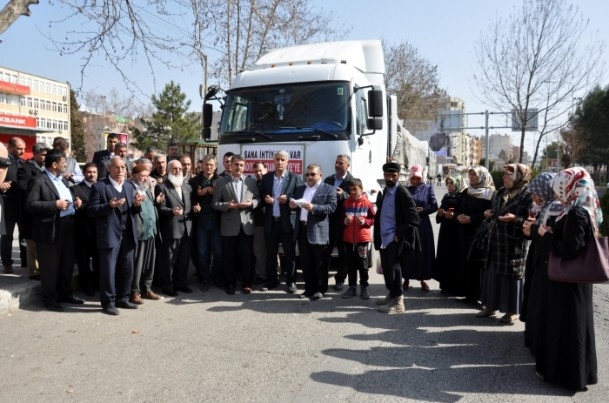 229 Yardım Tırı Suriye Yolunda 15