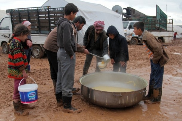 Şiddetli Yağış Kamplarda Yaşamı Zorlaştırdı 10