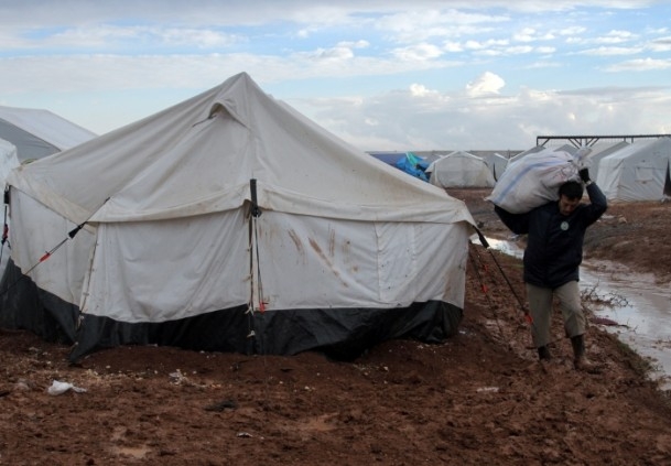 Şiddetli Yağış Kamplarda Yaşamı Zorlaştırdı 14